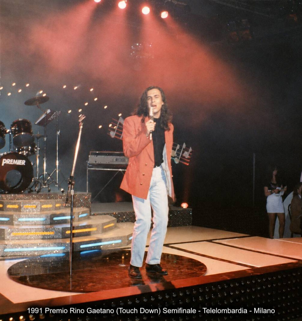 1991 Cantante sul palco negli studi di Telelombardia