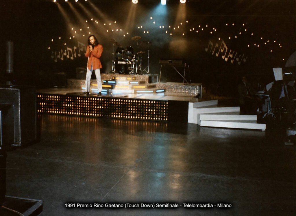 1991 Cantante sul palco negli studi di Telelombardia