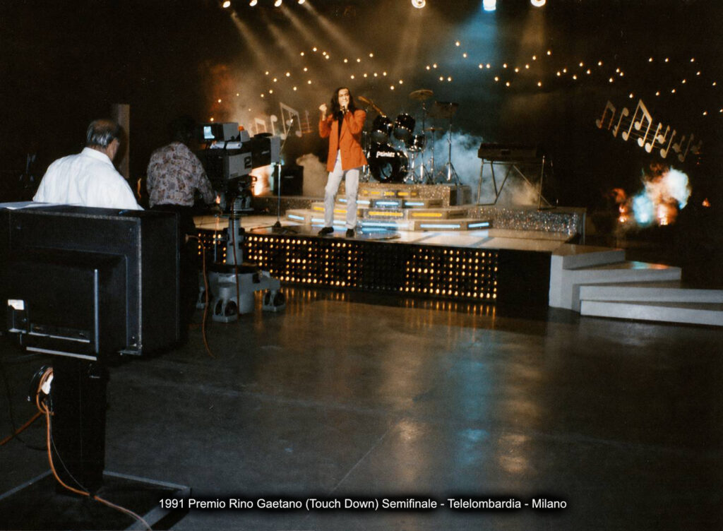 1991 Cantante sul palco negli studi di Telelombardia