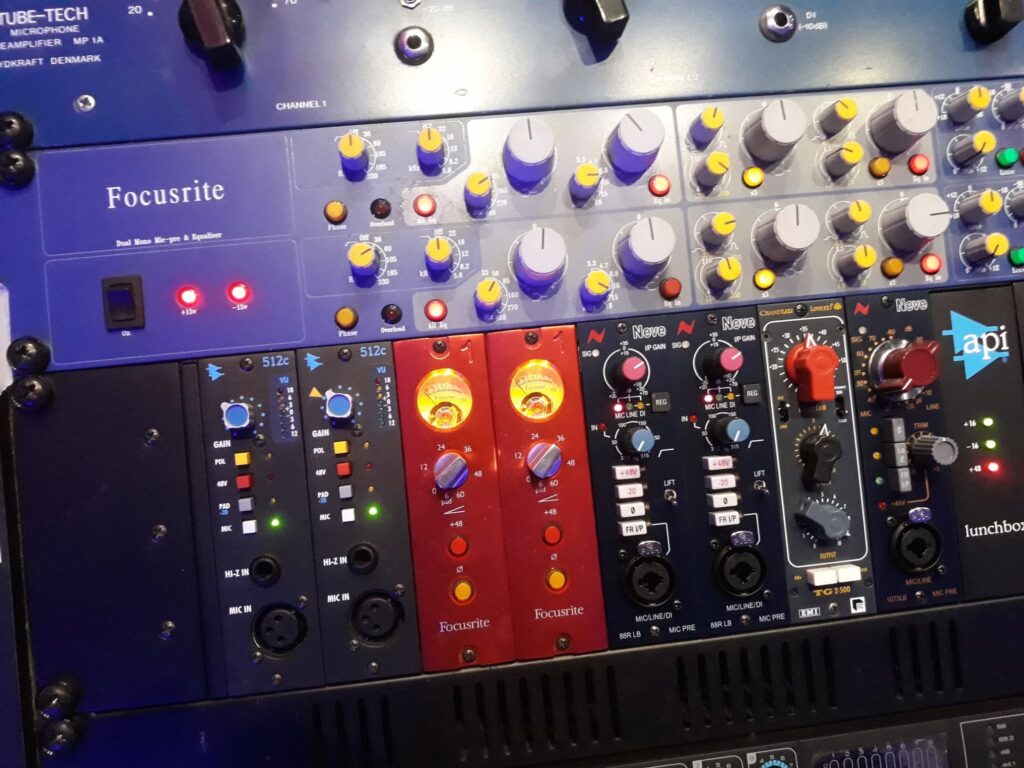 foto di rack con preamplificatori