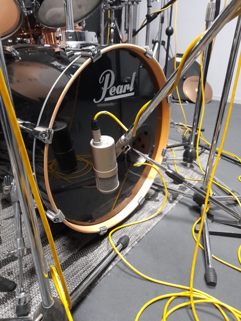 microfoni davanti al kick drum